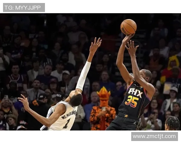 文班亚马首场比赛表现抢眼五次盖帽并成功隔扣字母哥引发热议